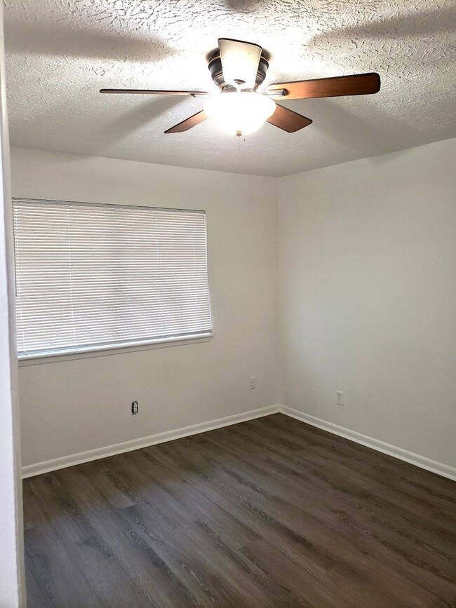 Building Photo - Cute 2 Bedroom 1.5 bath townhome! $1350/month