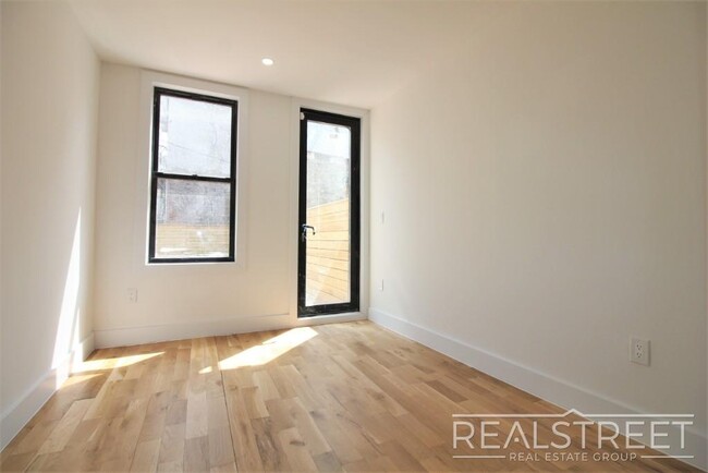 Building Photo - Stunning NEW 3 Bed 2 Bath Duplex in Bed St...