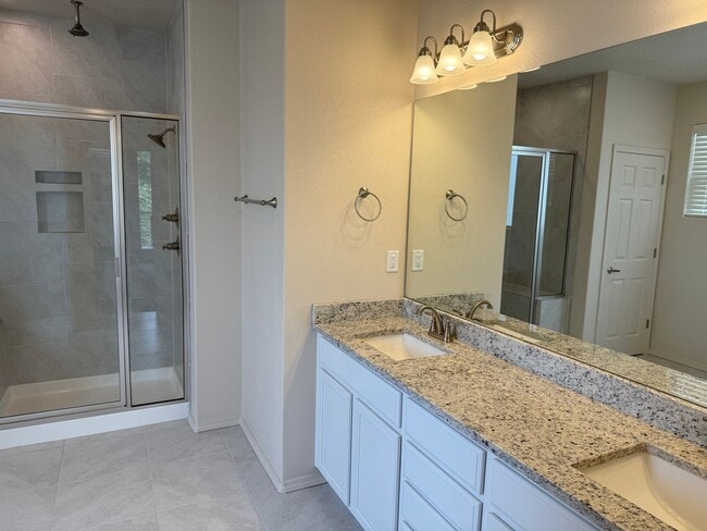 Building Photo - AMAZING CUSTOM HOME IN MARIPOSA