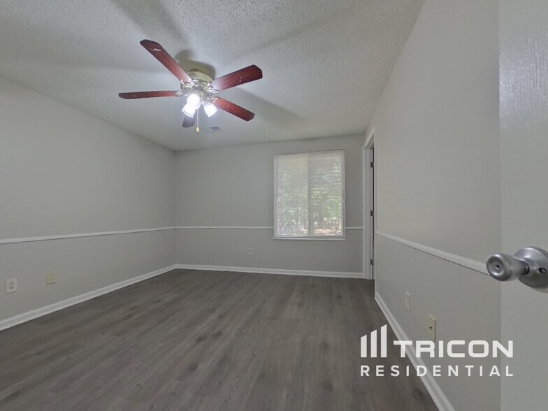 Building Photo - 201 Raintree Dr