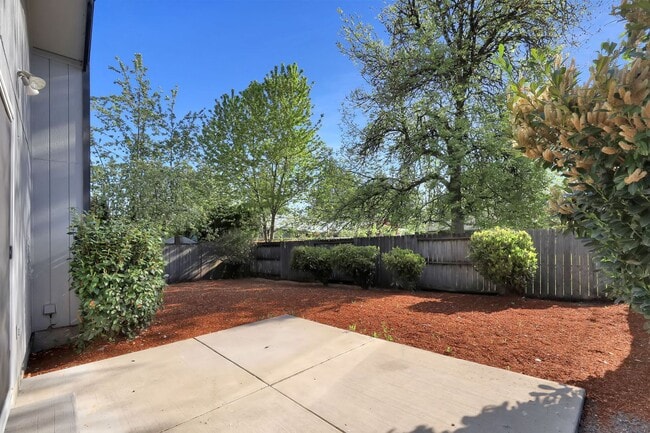 Building Photo - Updated 3 bedroom 2 bath house in a great ...