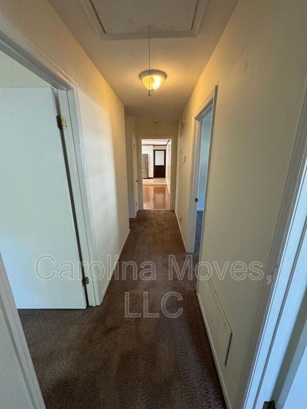 Building Photo - 502 Rosebud Ln