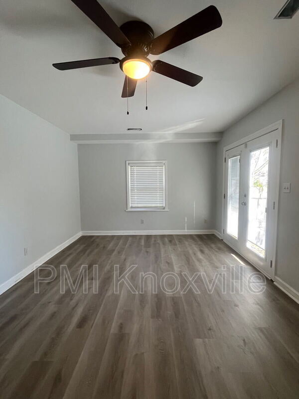 Building Photo - 489 W Outer Dr