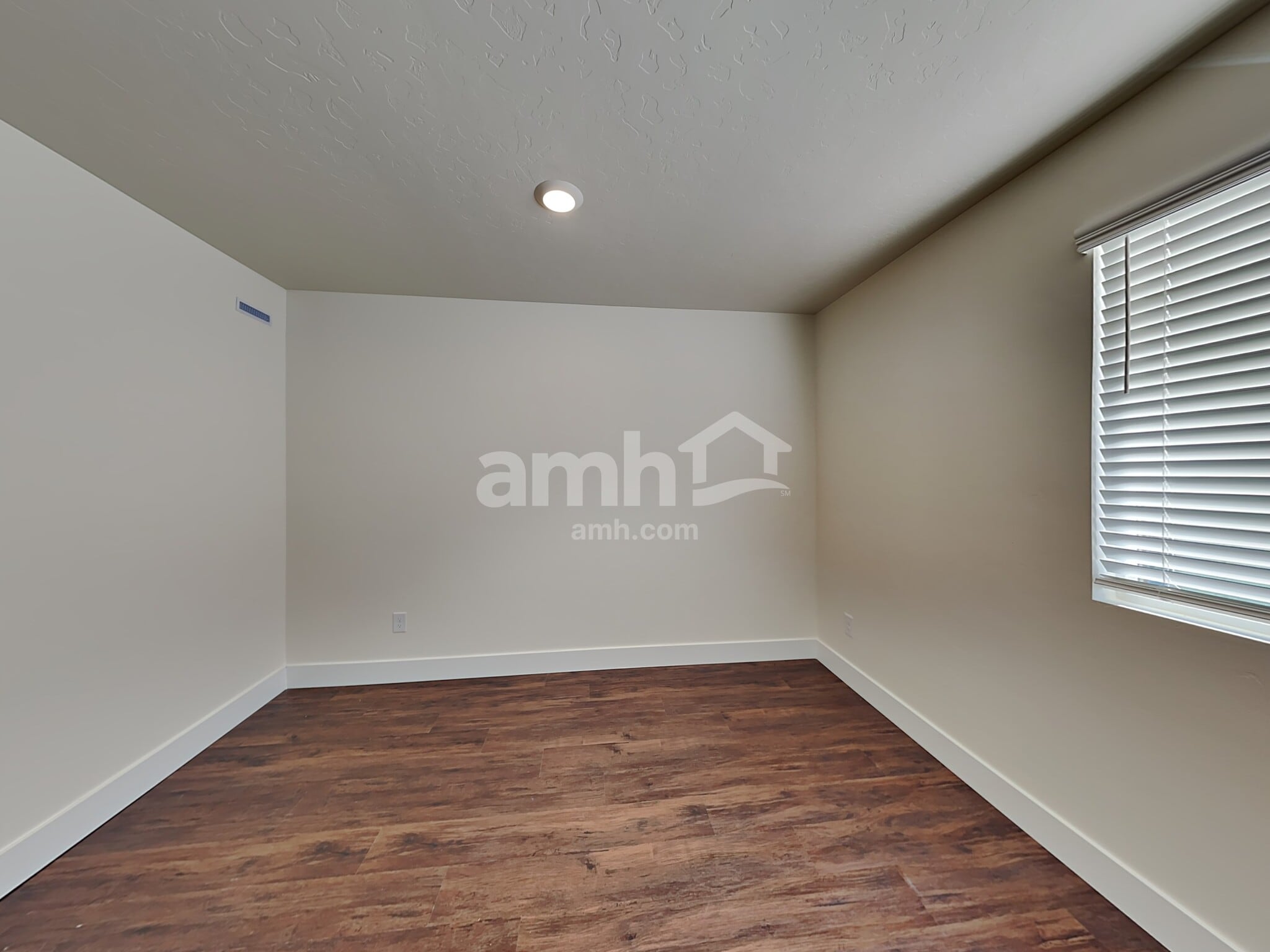 Building Photo - 1366 N Barkvine Ave