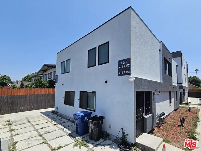 Primary Photo - 4110 1/2 Normandie Ave