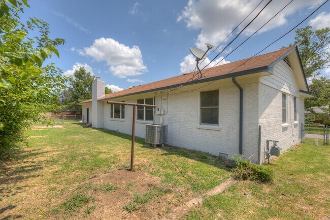 Building Photo - 2508 S Irvington Ave