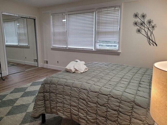 Building Photo - 2017 Woodford Rd