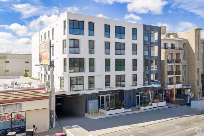 Building Photo - Villas at Valley Glen