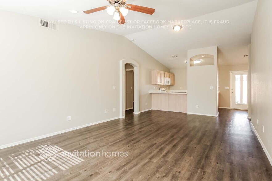 Building Photo - 2602 E Helena Dr