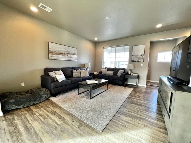 Building Photo - Modern 3 Bed, 2.5 Bath House in North Fort Collins! Available ASAP!