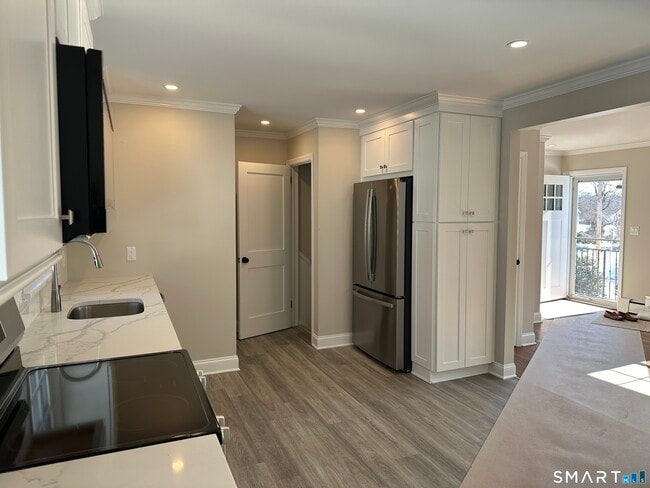 Building Photo - 44 Hillside Ave