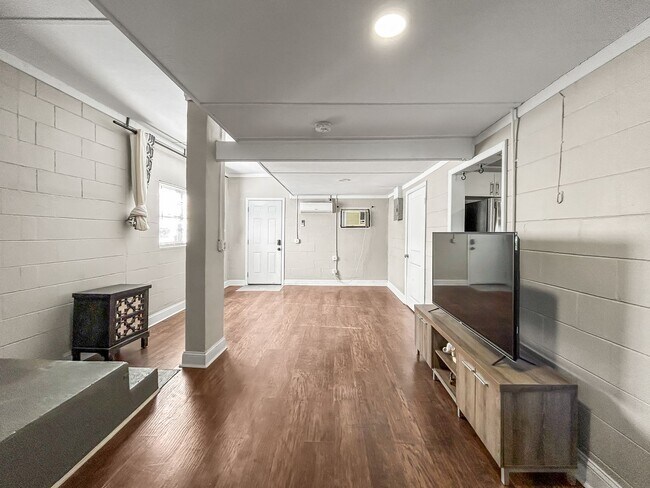 Building Photo - 1515 E 31st Ave