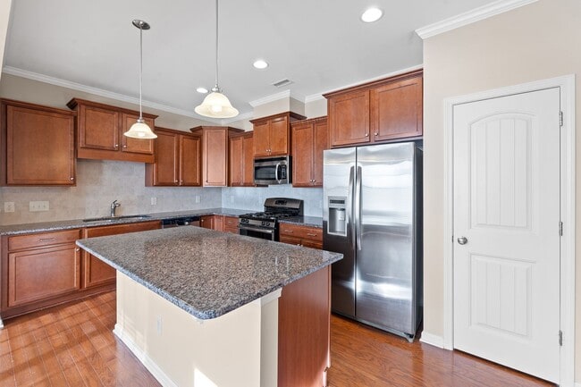 Building Photo - 3 Bedroom - Cary Townhome in Central Location!!! Close to 540 and Research Triangle Park!