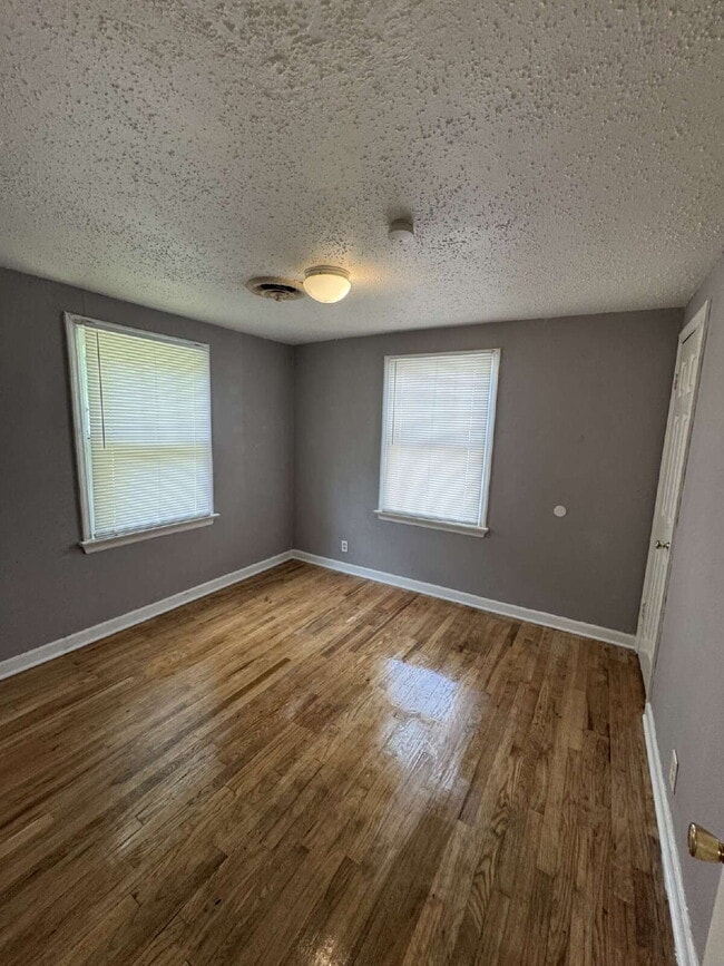 Building Photo - Charming three-bedroom property located in...