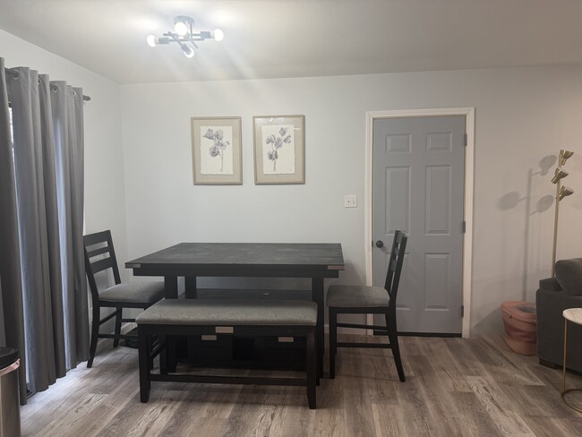 Building Photo - 654 Maple Ln