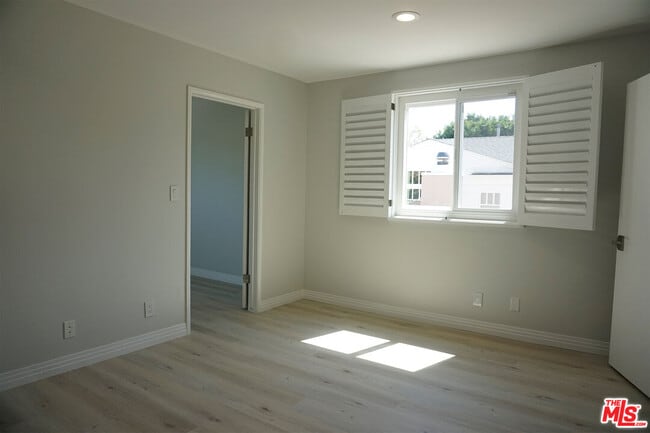 Building Photo - 221 N Bowling Green Way