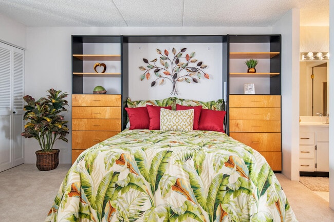 Building Photo - 2240 Kuhio Ave