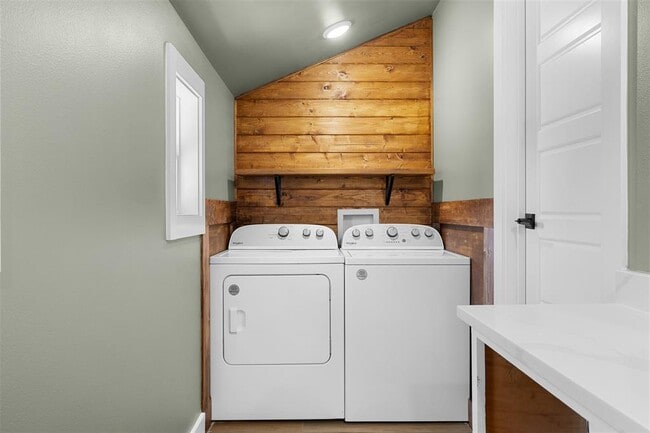 Building Photo - 823 Hickory St