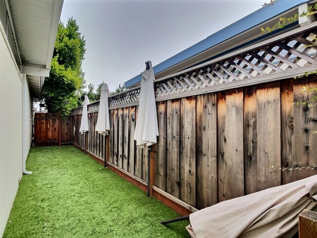 Building Photo - 5 BD / 4 BA - Stunning Mountain View Home ...