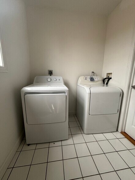 Building Photo - 554 Main St