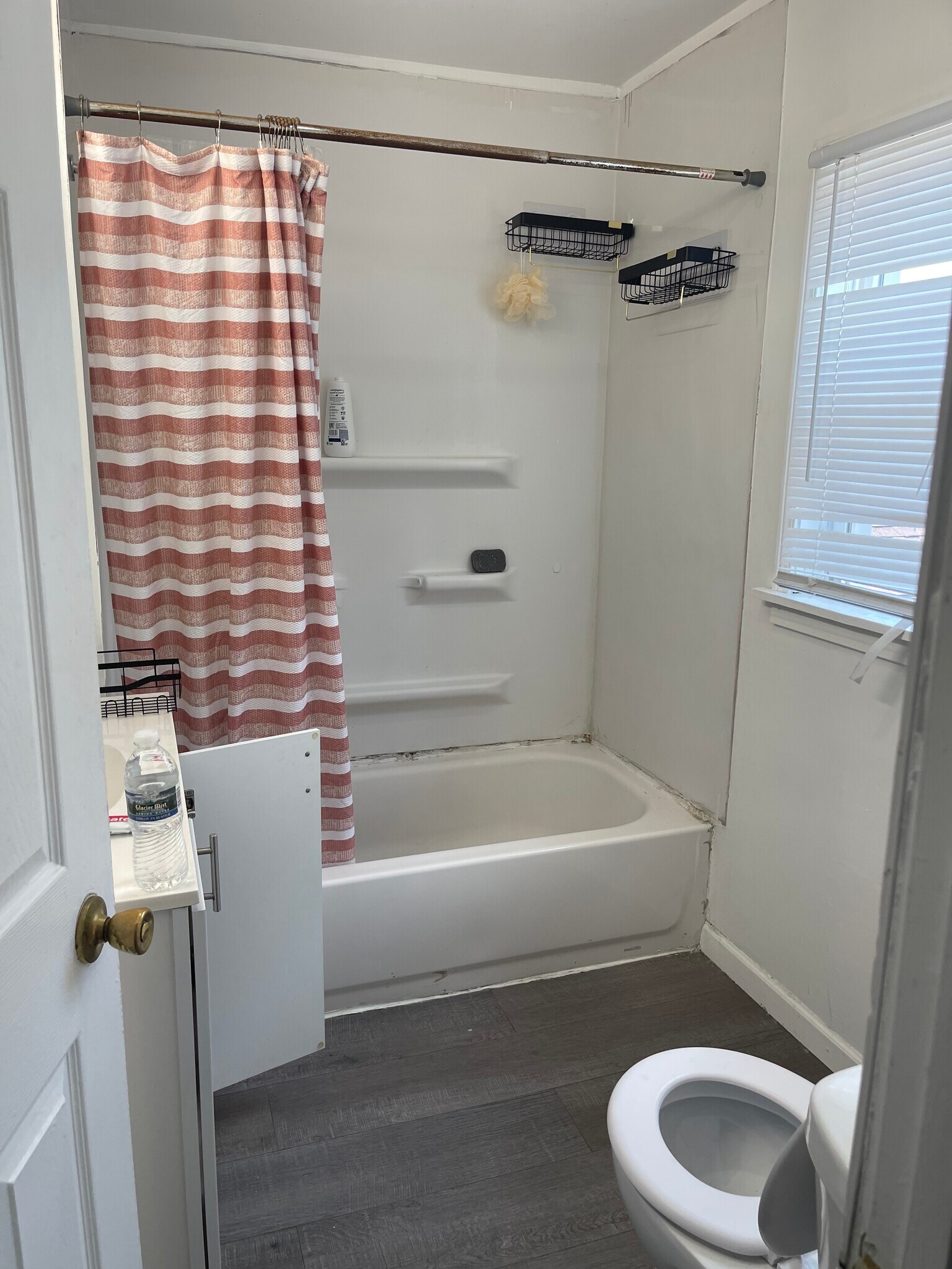 full bathroom located on 3rd level with 3 bedrooms - 3532 Harrison St