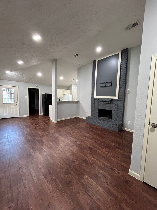 Building Photo - Charming 2 beds/2 baths duplex with privat...