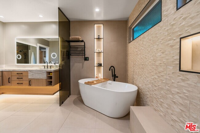 Building Photo - 4731 Deseret Dr