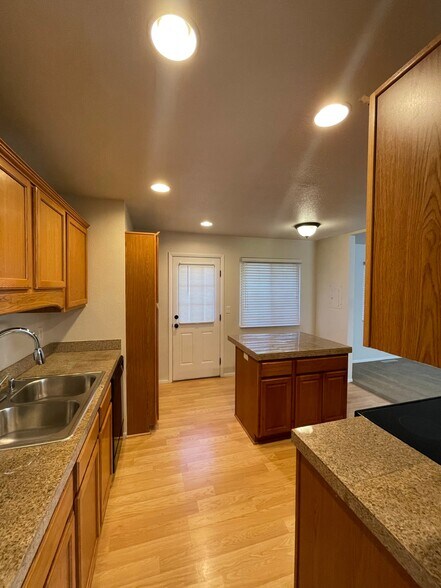 Building Photo - 2640 Villa Loma Dr