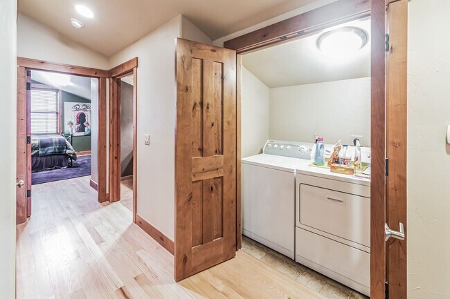 Building Photo - Downtown Frisco! Tons of space, amazing lo...