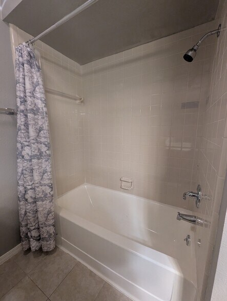 Bathroom 2 tub/shower - 14429 N Pennsylvania Ave