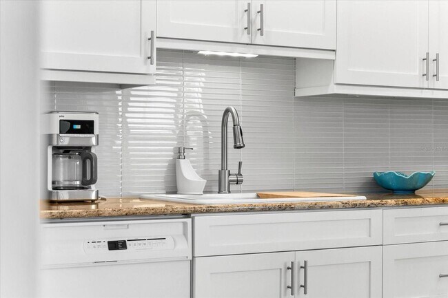 Building Photo - 6708 Sarasea Cir