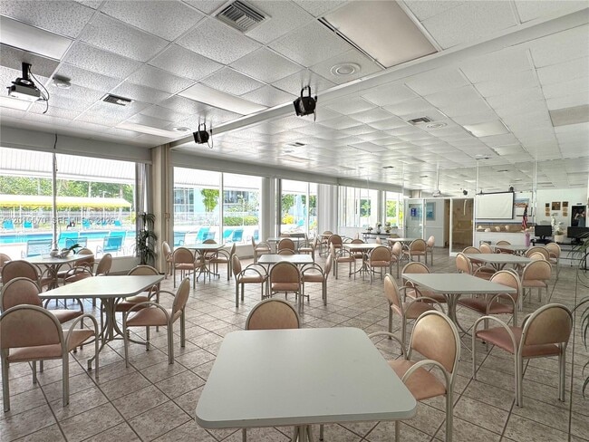 Building Photo - 20400 W Country Club Dr