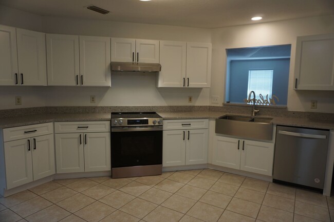 Building Photo - 3 Bedroom 2 Bathroom Home With Garage in M...