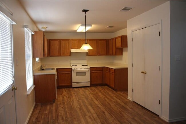 Building Photo - 107 Outfitter Dr