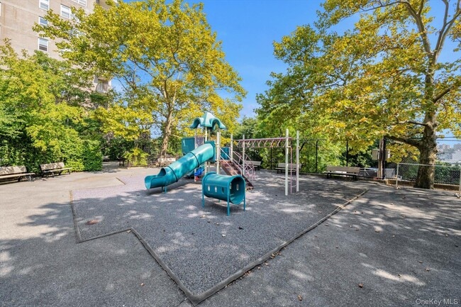 Building Photo - 555 Kappock St