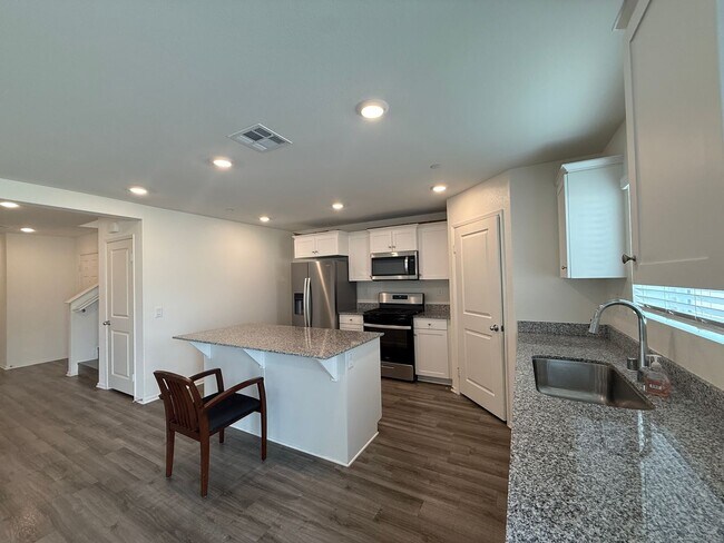 Building Photo - West Lancaster 4 bedroom!