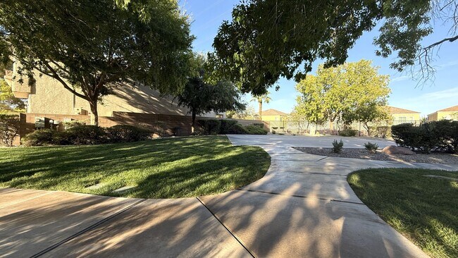 Building Photo - 10631 Streamside Ave