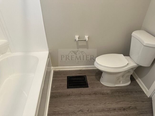 Building Photo - Cute 2 bedroom / 1 bath rehabbed home - wa...