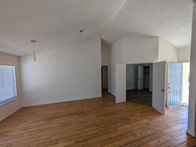 Building Photo - 1430 N Leawood Pl
