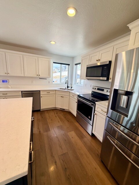 Building Photo - 353 N High Ridge Rd