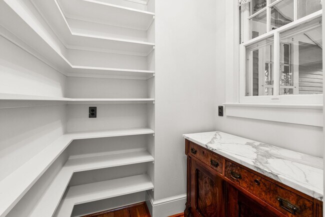 Building Photo - 4 Bed 3.5 bath - Kensington Victorian - Mo...