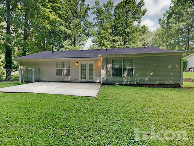 Building Photo - 2033 Pine Cone Dr SW