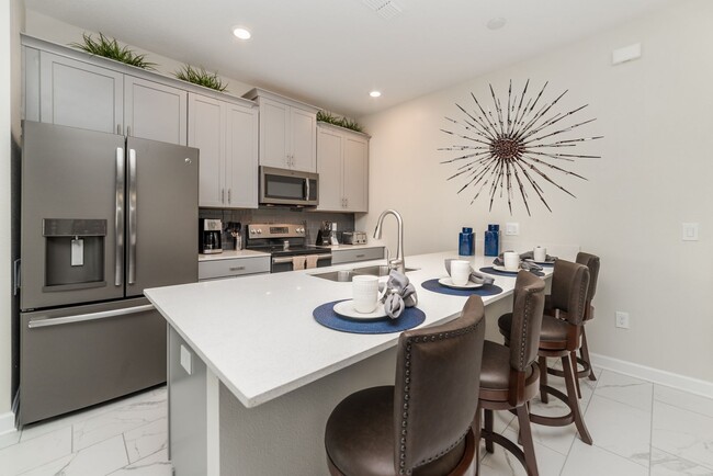 Building Photo - For Rent - Pool Townhome with 5 Bedroom 4 ...