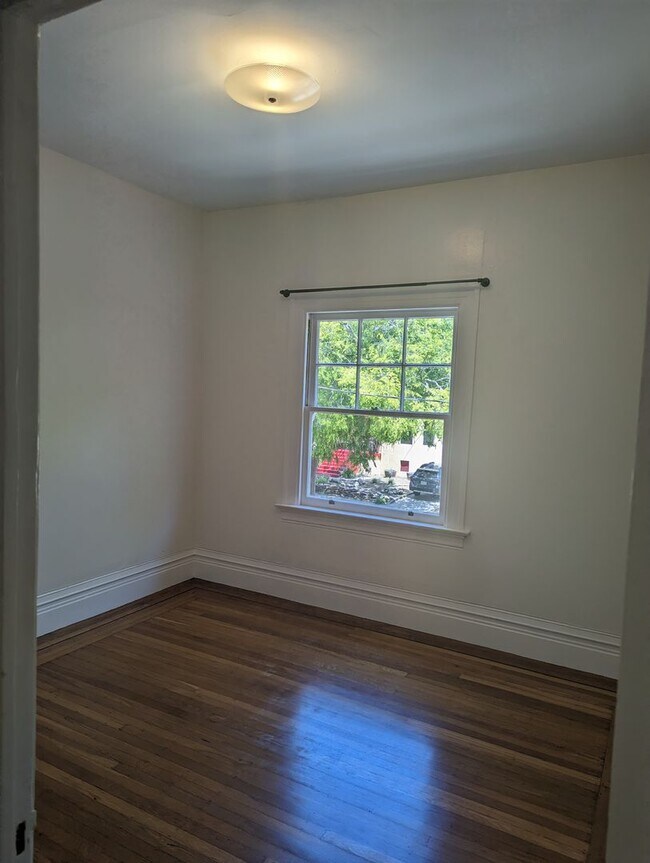 Building Photo - COMING SOON-A sunny top floor flat, 3 bedrooms, 2 bathrooms, living room and large kitchen with p...