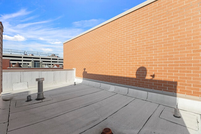 Building Photo - 720 W Evergreen Ave