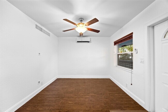 Building Photo - 413 SE 16th St