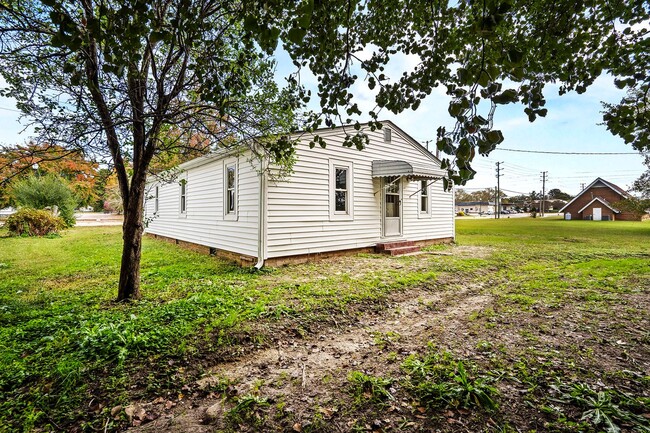 Building Photo - AVAILABLE AND READY FOR QUICK MOVE-IN CUTE...