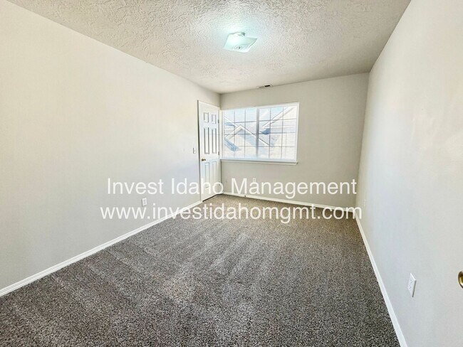 Building Photo - Avenger Lane