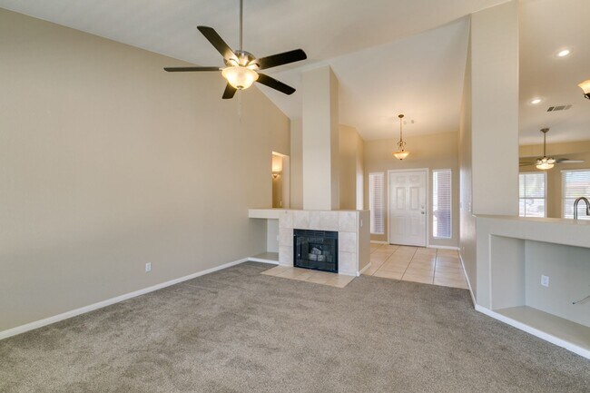 Building Photo - Charming Single-Story Home with Spa & Covered Patio Near Spencer & Wigwam in Las Vegas