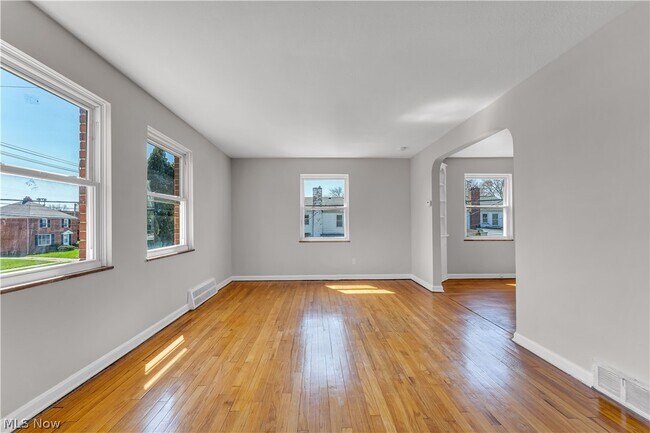 Building Photo - 494 E 222nd St
